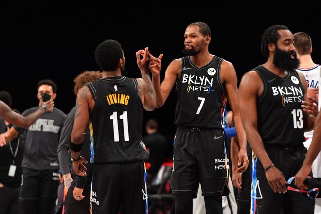 杜兰特篮下强打稳定胜局（杜兰特内线强攻锁定胜局）