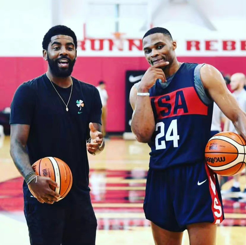 科尔：圣诞大战球馆都洋溢着节日氛围，你会不由自主思念家人（科尔：圣诞大战赛场充满节日气息，让人不由自主想念家人）