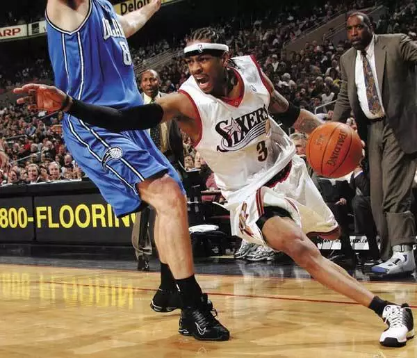 陈盈骏前四场表现惊艳，场均22.8分4.8助2.5板1.8断，三分命中率高达61.9%（陈盈骏开季四战火力全开：场均22.8分4.8助攻2.5篮板1.8抢断，三分命中率61.9%）