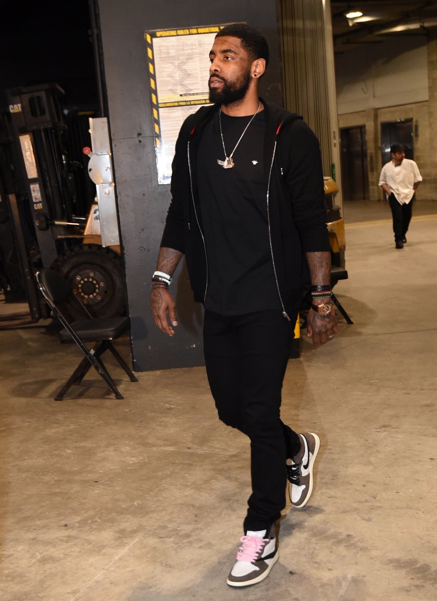 黄蜂官方：普拉姆利因右侧腹股沟酸痛本场不会回归（黄蜂官宣：普拉姆利右侧腹股沟酸痛，本场比赛不再出场）