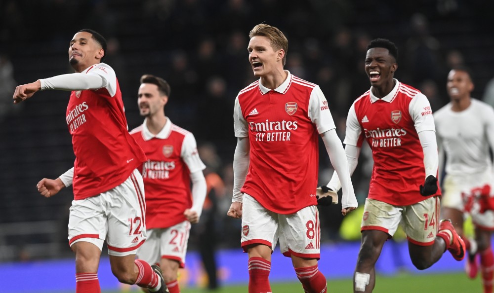 真敢投！阿努诺比连续虚晃 迎着文班亚马干拔三分命中！（阿努诺比连晃后迎着文班亚马果断干拔三分命中）