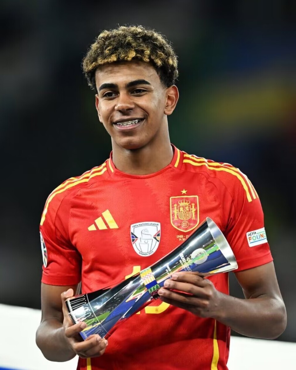 维尼修斯社媒秀恩爱：球场上风驰电掣，女友身边秒变俏皮男孩（维尼修斯社媒晒恩爱：赛场飞驰如电，女友身边瞬间变身俏皮男孩）