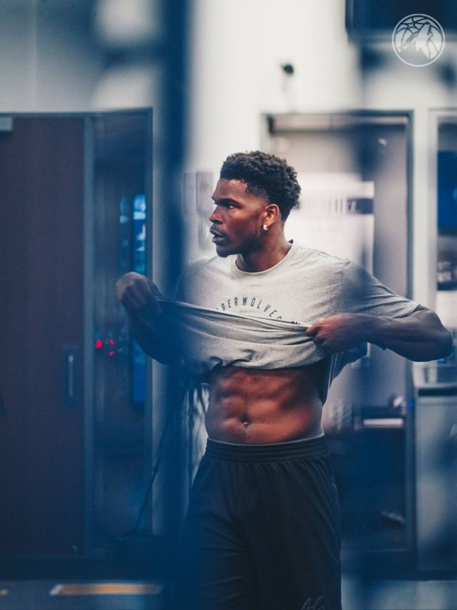 曼城斯特林关键进球锁定三分（斯特林致胜破门助曼城全取三分）