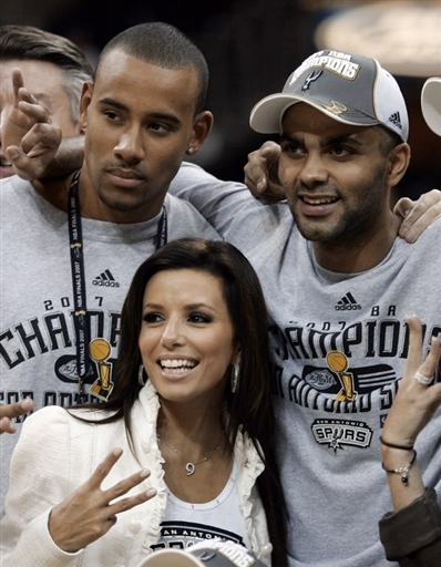 哈登小卡祖巴茨同场赢8分，展现篮球魅力（哈登携小卡、祖巴茨合力，8分胜尽显篮球魅力）