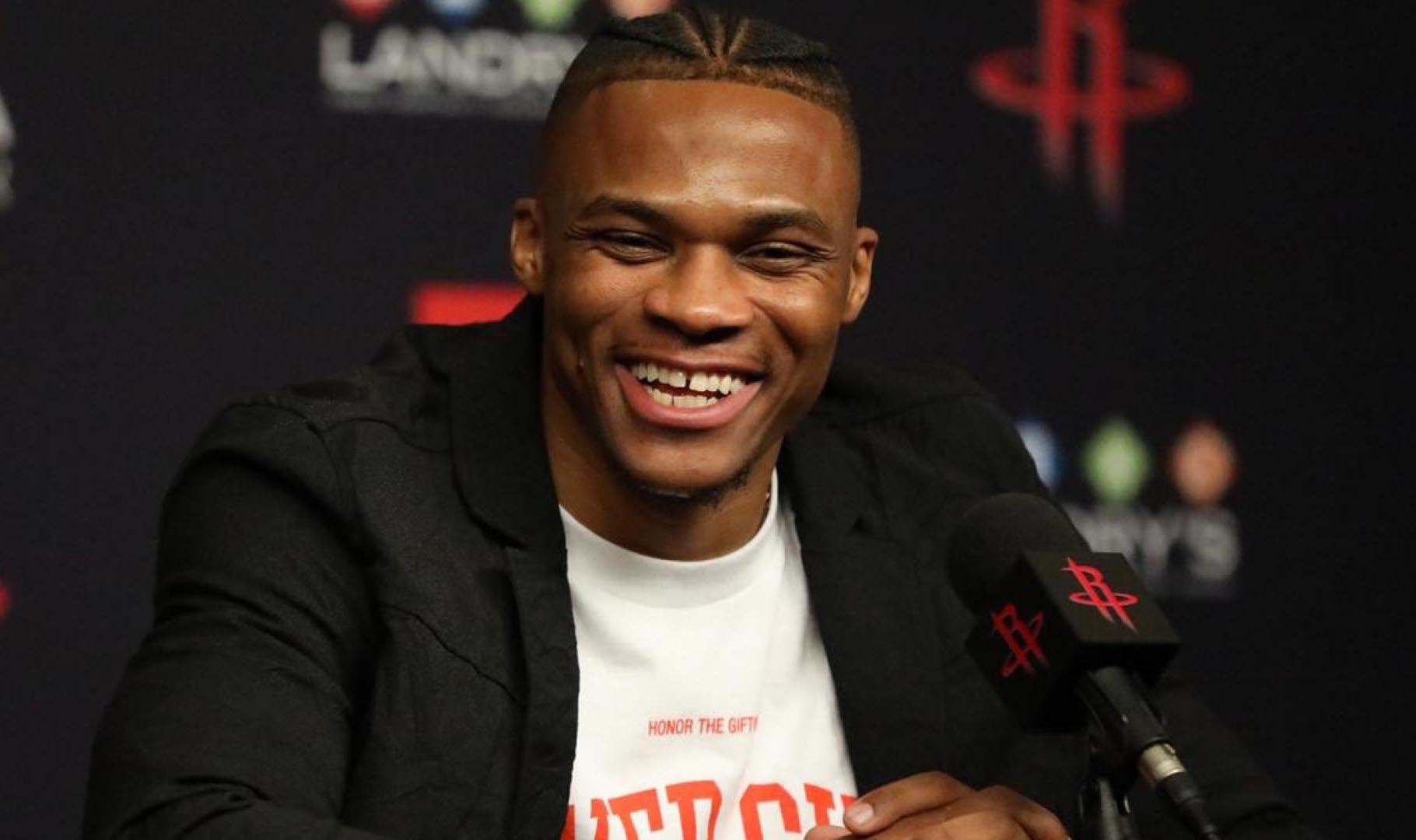 东西部得分王各砍10分，詹姆斯贡献劈扣，两队首节战平（东西部得分王齐取10分，詹姆斯上演暴扣，首节双方战成平手）