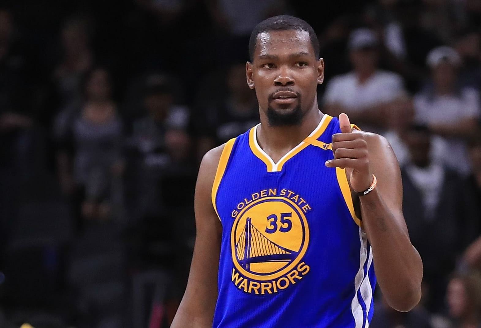 英超战报：利物浦2-1逆转热刺,（英超焦点战：利物浦2-1上演逆转击败热刺）