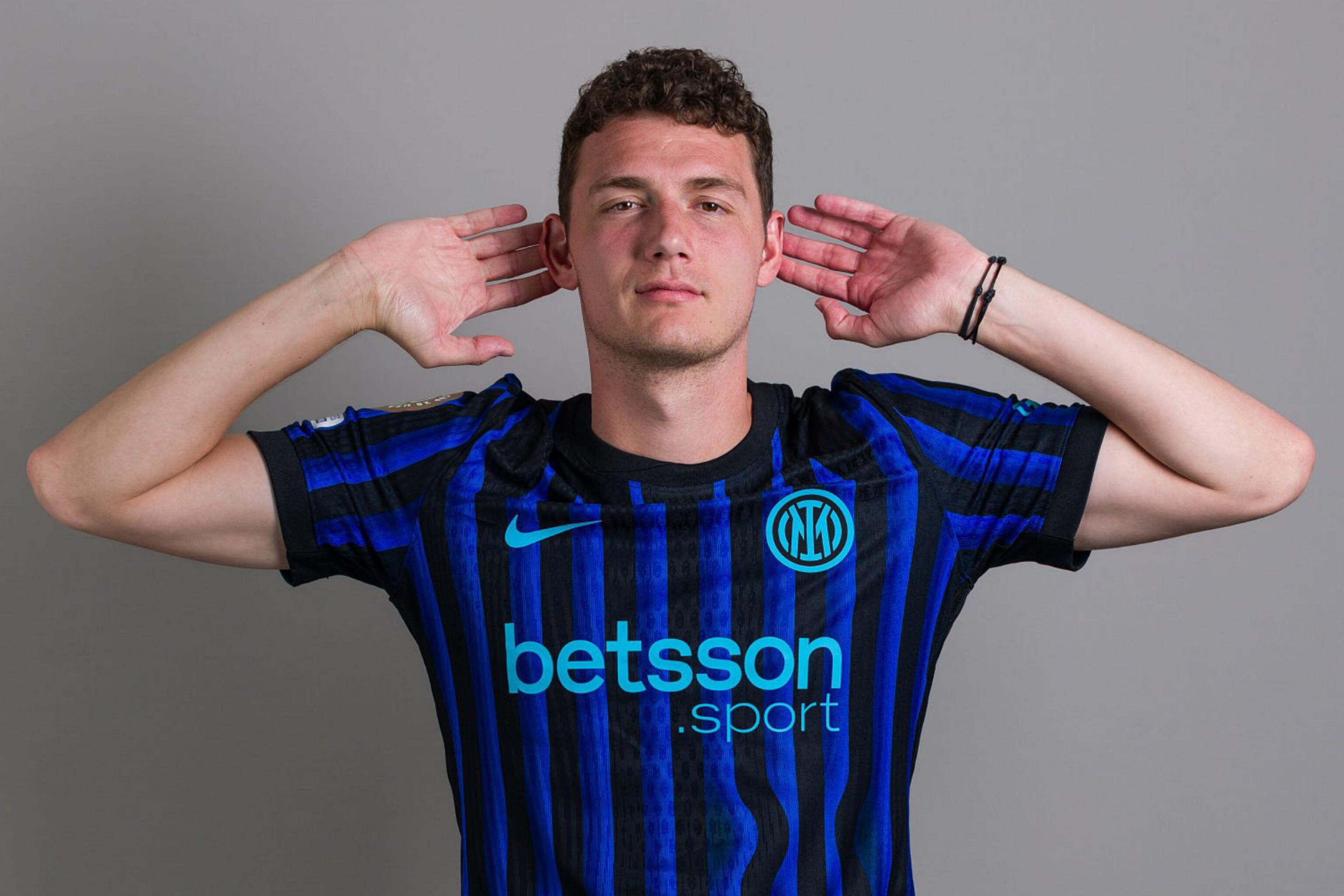 射门时致弗朗西斯重伤，田中碧被换下后立即找到加纳主帅道歉（射门致弗朗西斯重伤，田中碧被换下后当面向加纳主帅致歉）