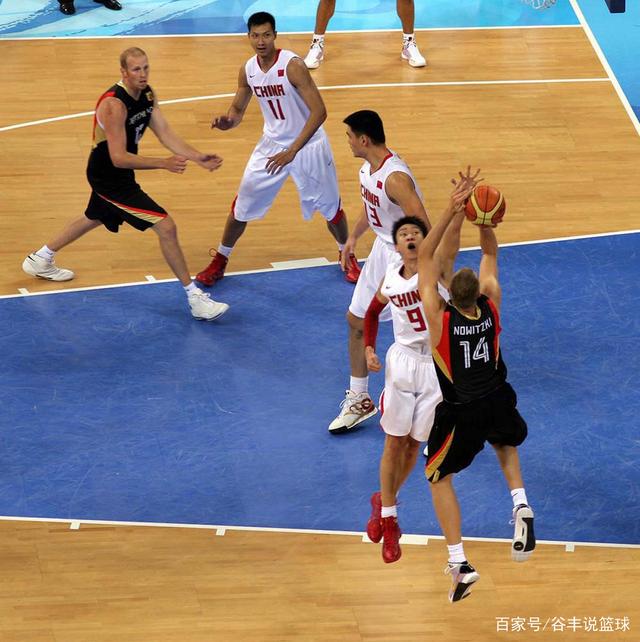 贝克汉姆首夺MLS冠军 14岁小七抹胸抢镜 大布缺席惹争议（贝克汉姆首捧MLS桂冠 小七造型引关注 大布缺席成热议）