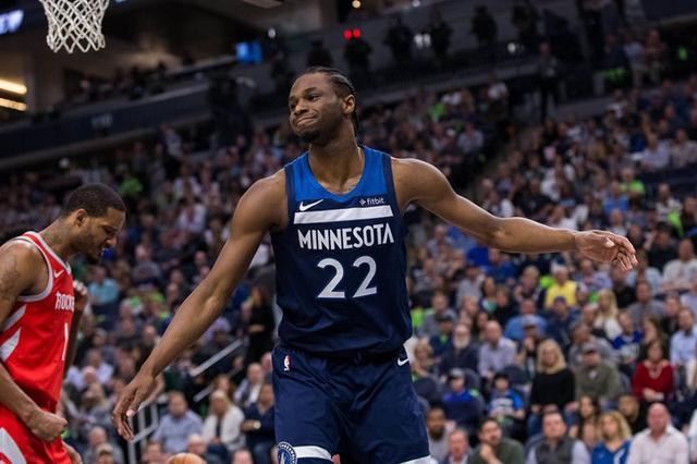 中超：上海海港主场4-1击败深圳队（中超联赛：上海海港主场4比1力克深圳队）