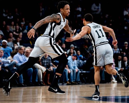 英超半场：哈兰德闪击，赖因德斯建功，曼城2-0西汉姆联（英超半场战报：哈兰德先拔头筹，赖因德斯再下一城，曼城2-0领先西汉姆联）