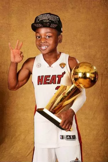 媒体人：山西男篮下午登上了前往杭州飞机，准备12日揭幕战（据媒体人称，山西男篮今日下午乘机飞赴杭州，备战12日揭幕战）