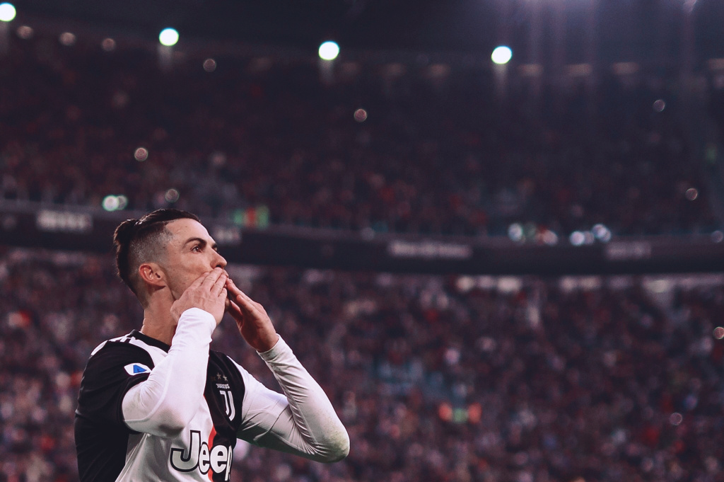 哈维-西蒙斯：我的名字烙印了母亲对巴萨的爱；年少成名并不好（哈维-西蒙斯：我的名字承载母亲对巴萨的深情；少年成名未必是福）